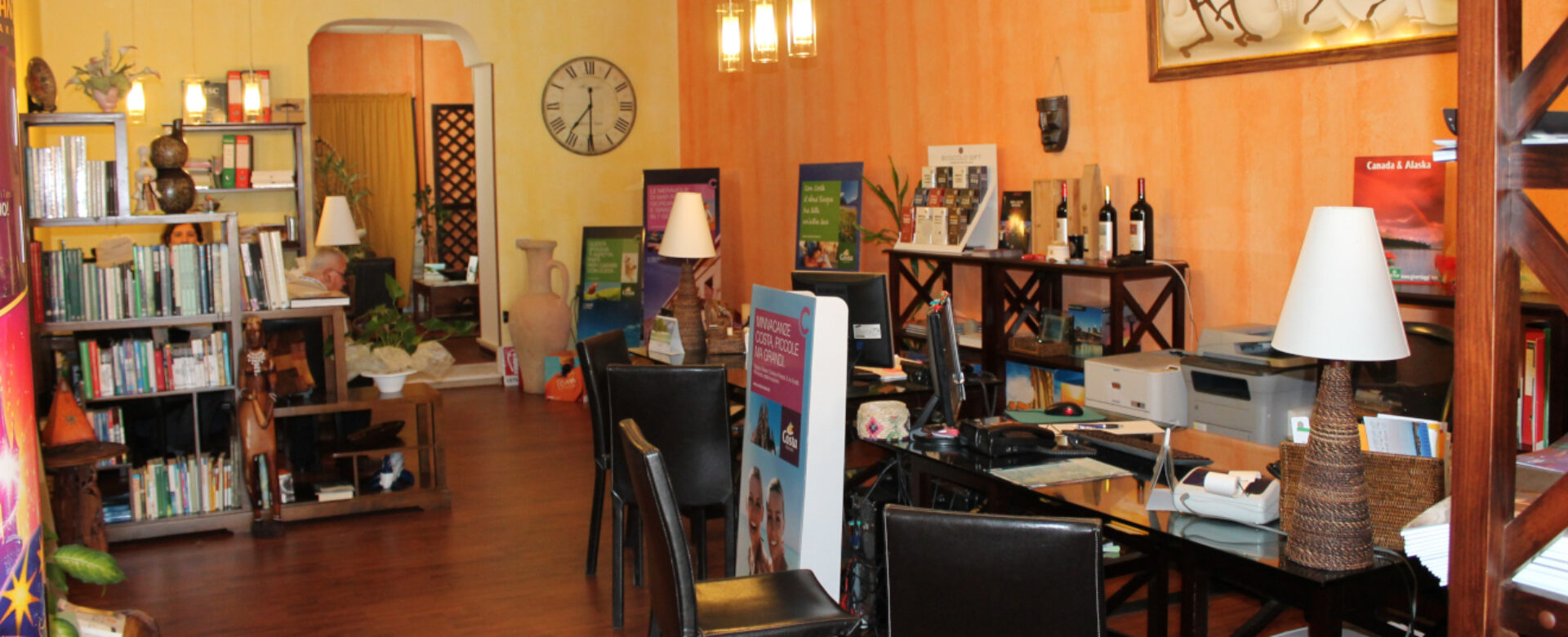 Agenzia di viaggio Le tredici lune interno