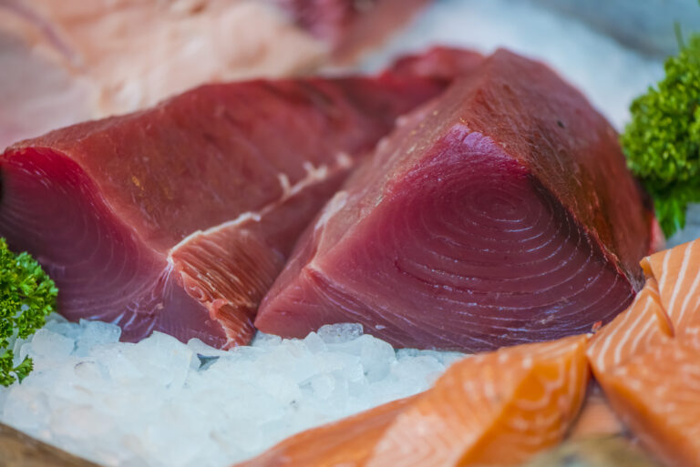 Raw,Tuna,And,Salmon,Steak,On,Ice